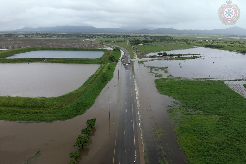 Foto udara menujukkan daerah yang terkena banjir di sekitar Townsville, Queensland. Australia, Minggu (2/2/2025). (Handout / Queensland Fire Department / AFP)