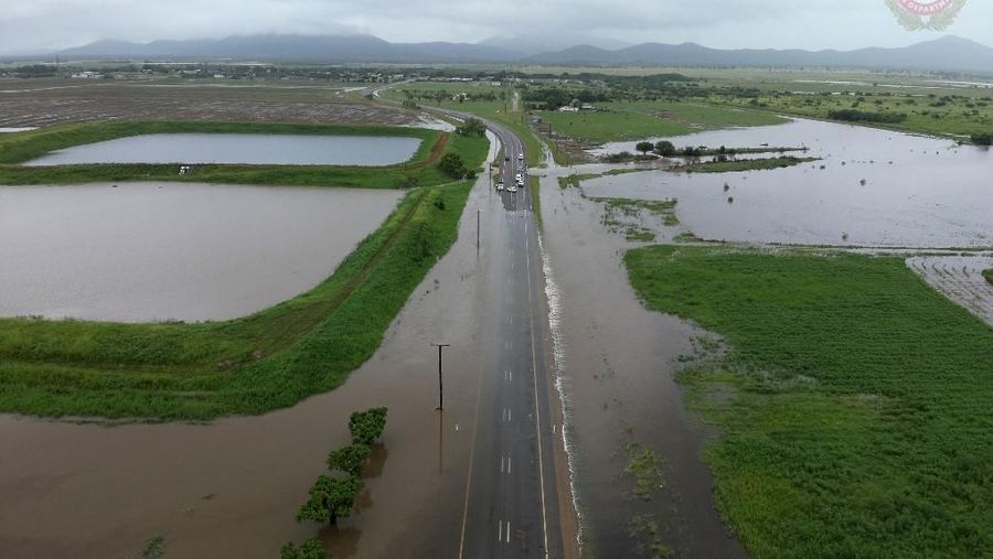 Foto udara menujukkan daerah yang terkena banjir di sekitar Townsville, Queensland. Australia, Minggu (2/2/2025). (Handout / Queensland Fire Department / AFP)