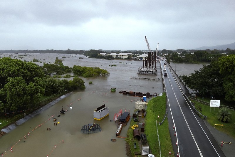 Foto udara menujukkan daerah yang terkena banjir di sekitar Townsville, Queensland. Australia, Minggu (2/2/2025). (Handout / Queensland Fire Department / AFP)
