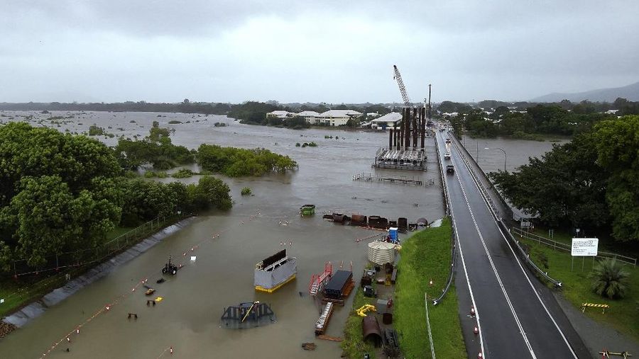 Foto udara menujukkan daerah yang terkena banjir di sekitar Townsville, Queensland. Australia, Minggu (2/2/2025). (Handout / Queensland Fire Department / AFP)