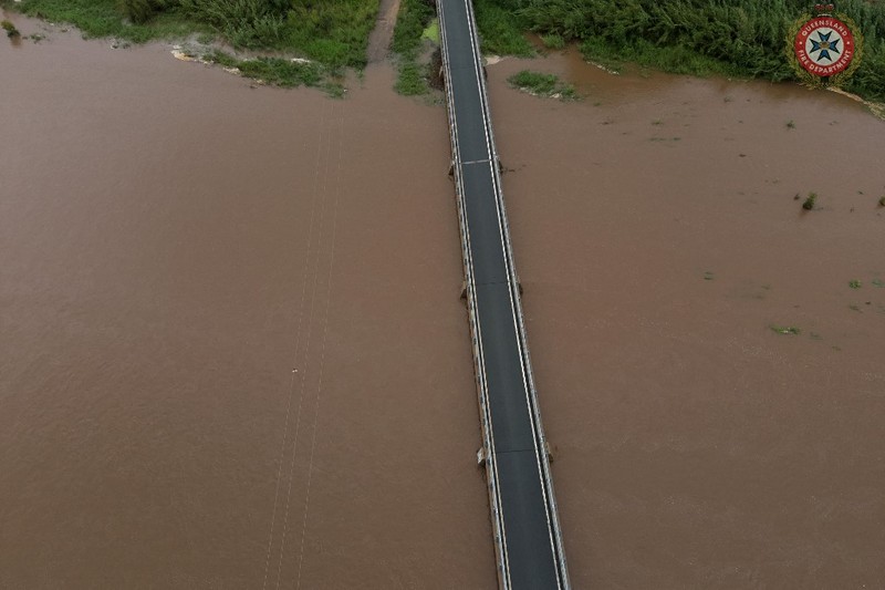 Foto udara menujukkan daerah yang terkena banjir di sekitar Townsville, Queensland. Australia, Minggu (2/2/2025). (Handout / Queensland Fire Department / AFP)