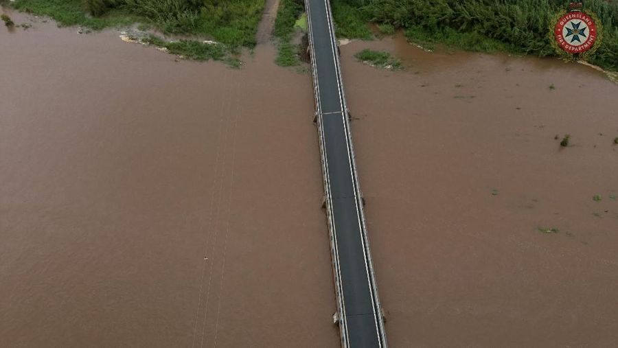 Foto udara menujukkan daerah yang terkena banjir di sekitar Townsville, Queensland. Australia, Minggu (2/2/2025). (Handout / Queensland Fire Department / AFP)