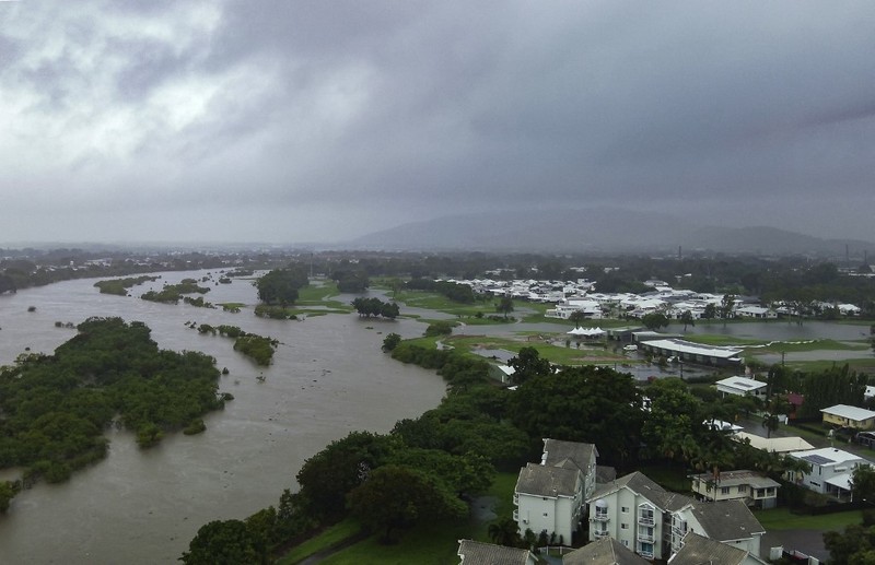 Foto udara menujukkan daerah yang terkena banjir di sekitar Townsville, Queensland. Australia, Minggu (2/2/2025). (Handout / Queensland Fire Department / AFP)