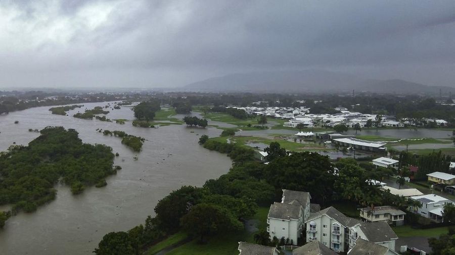 Foto udara menujukkan daerah yang terkena banjir di sekitar Townsville, Queensland. Australia, Minggu (2/2/2025). (Handout / Queensland Fire Department / AFP)