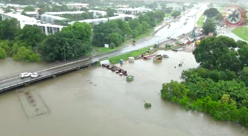 Foto udara menujukkan daerah yang terkena banjir di sekitar Townsville, Queensland. Australia, Minggu (2/2/2025). (Handout / Queensland Fire Department / AFP)