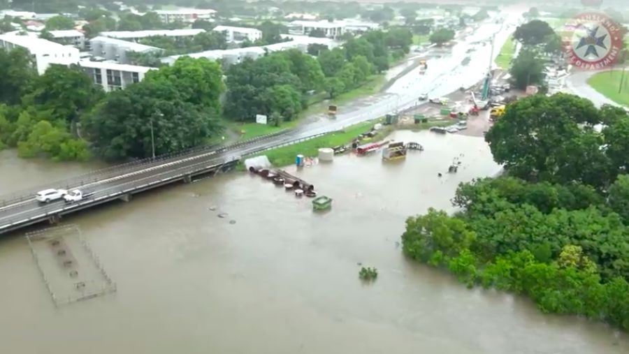 Foto udara menujukkan daerah yang terkena banjir di sekitar Townsville, Queensland. Australia, Minggu (2/2/2025). (Handout / Queensland Fire Department / AFP)