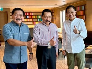 Hendropriyono dan Istri Jenguk Ignasius Jonan yang Telah Jalani Operasi