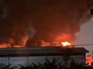 Video: Kebakaran Gudang di Tambun Bekasi, Asap Membubung