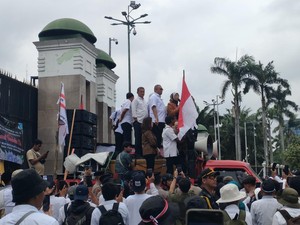 Ketua BAM DPR hingga Andre Rosiade Temui Massa Aliansi Honorer