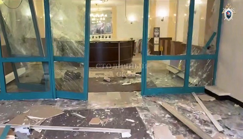 Kondisi lokasi pasca ledakan di blok perumahan mewah di Moskow, Rusia, Senin (3/1/2025). (Investigative Committee of Moscow via AP)