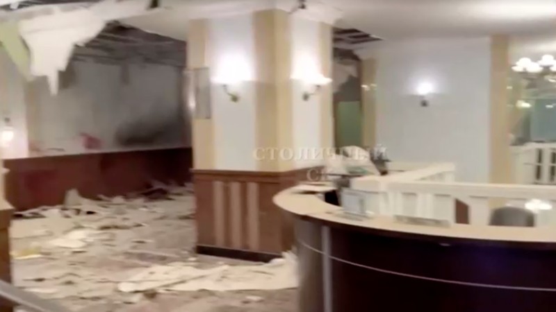 Kondisi lokasi pasca ledakan di blok perumahan mewah di Moskow, Rusia, Senin (3/1/2025). (Investigative Committee of Moscow via AP)