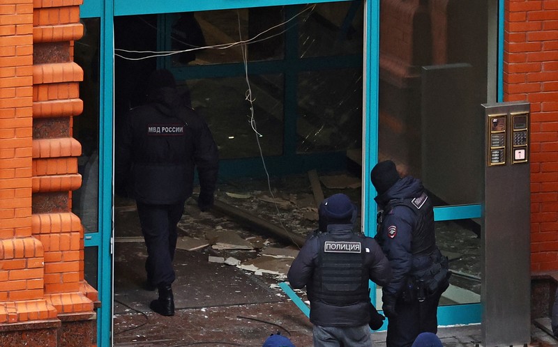 Kondisi lokasi pasca ledakan di blok perumahan mewah di Moskow, Rusia, Senin (3/1/2025). (Investigative Committee of Moscow via AP)