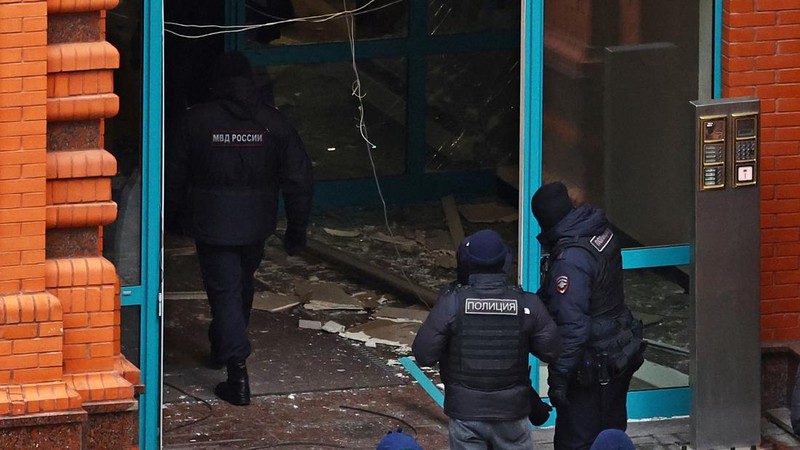 Kondisi lokasi pasca ledakan di blok perumahan mewah di Moskow, Rusia, Senin (3/1/2025). (Investigative Committee of Moscow via AP)