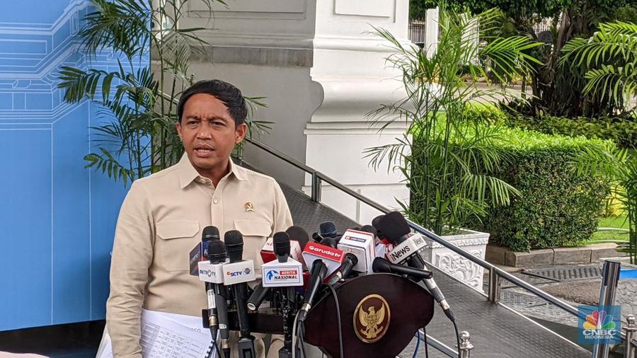 Menteri Kehutanan Raja Juli Antoni di Istana Negara, Senin (3/1/2025). (CNBC Indonesia/Emir)