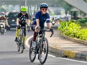 Pejabat Diminta Naik Transportasi Umum, Menkomdigi Tertarik Ngantor Bersepeda