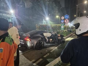 Kronologi Sedan Supra Hantam Tiang Lampu hingga Roboh Timpa Pemotor Dekat HI