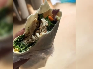 Ngeri! Beli Kebab Dapat Bonus Pisau Tajam di Dalam Isiannya