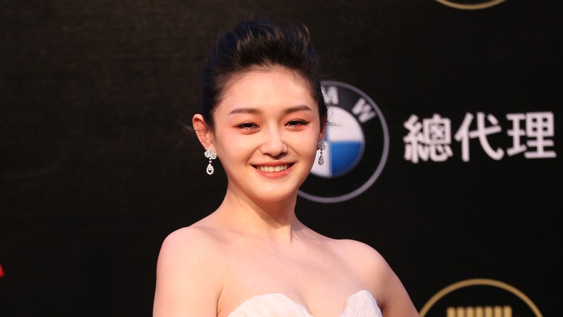 Vic Zhou dari boy band populer Taiwan F4, kiri, dan aktris Barbie Hsu berpose di depan poster sinetron Taiwan mereka, Vic Zhou dari boy band populer Taiwan F4, kiri, dan aktris Barbie Hsu berpose di depan poster sinetron Taiwan mereka,