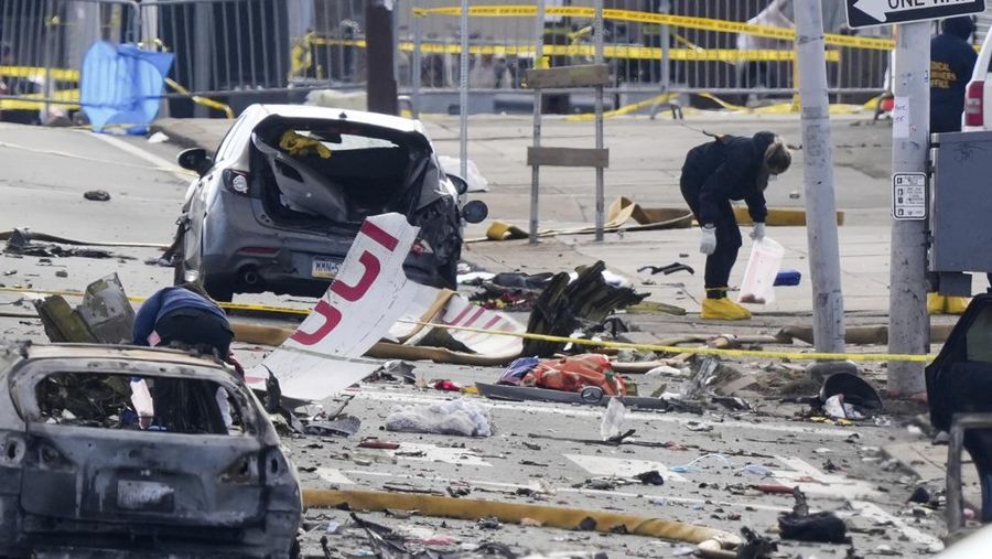 Penyelidik bekerja di tempat kejadian setelah sebuah pesawat kecil jatuh di Philadelphia, Sabtu, 1 Februari 2025. (AP Photo/Matt Rourke)