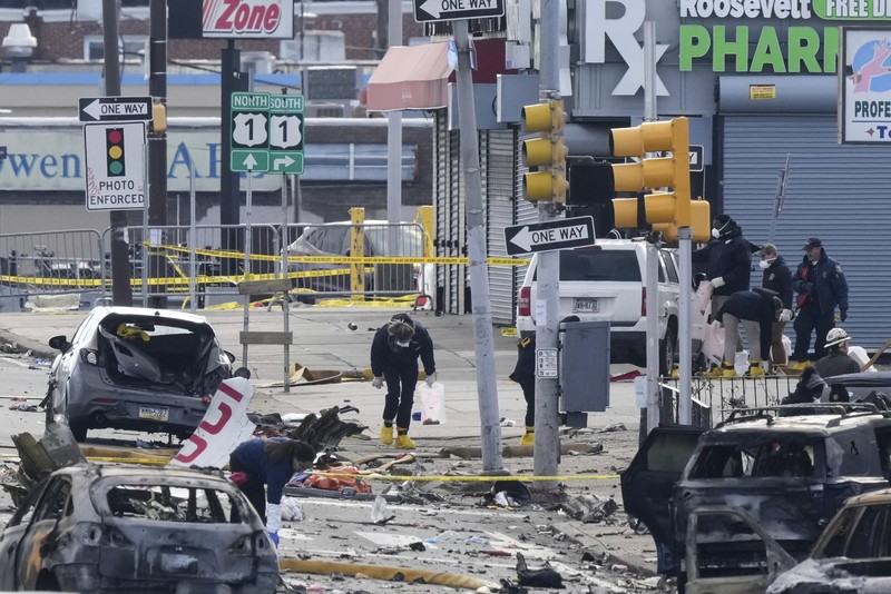 Penyelidik bekerja di tempat kejadian setelah sebuah pesawat kecil jatuh di Philadelphia, Sabtu, 1 Februari 2025. Penyelidik bekerja di tempat kejadian setelah sebuah pesawat kecil jatuh di Philadelphia, Sabtu, 1 Februari 2025. (AP Photo/Matt Rourke)
