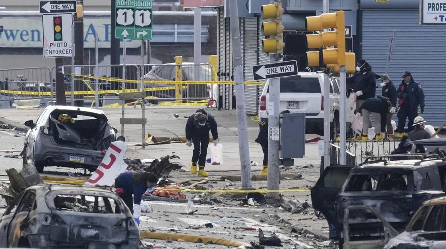 Penyelidik bekerja di tempat kejadian setelah sebuah pesawat kecil jatuh di Philadelphia, Sabtu, 1 Februari 2025. (AP Photo/Matt Rourke)