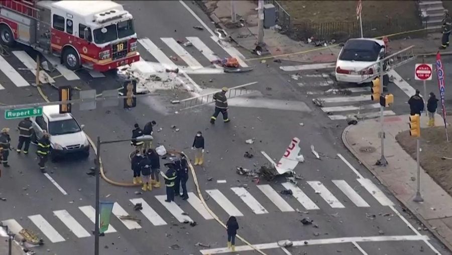 Penyelidik bekerja di tempat kejadian setelah sebuah pesawat kecil jatuh di Philadelphia, Sabtu, 1 Februari 2025. (AP Photo/Matt Rourke)