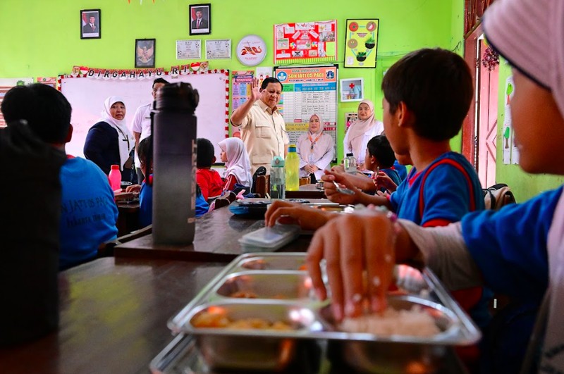 Presiden Prabowo Subianto meninjau langsung pelaksanaan program Makan Bergizi Gratis (MBG) di SDN Jati 05 Pagi, Pulogadung, Jakarta Timur, Senin (3/1/2025). (Dok. BPMI Setpres)