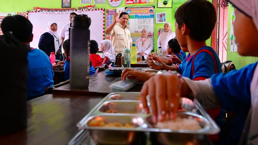 Presiden Prabowo Subianto meninjau langsung pelaksanaan program Makan Bergizi Gratis (MBG) di SDN Jati 05 Pagi, Pulogadung, Jakarta Timur, Senin (3/1/2025). (Dok. BPMI Setpres)