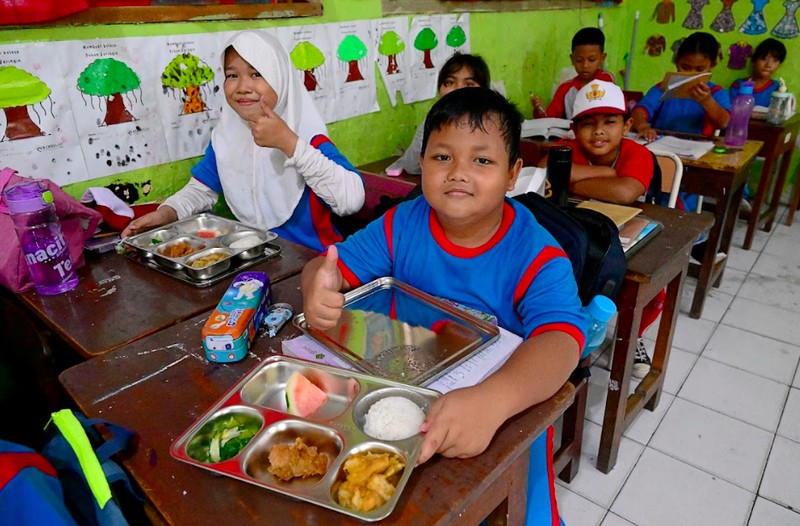 Presiden Prabowo Subianto meninjau langsung pelaksanaan program Makan Bergizi Gratis (MBG) di SDN Jati 05 Pagi, Pulogadung, Jakarta Timur, Senin (3/1/2025). (Dok. BPMI Setpres)
