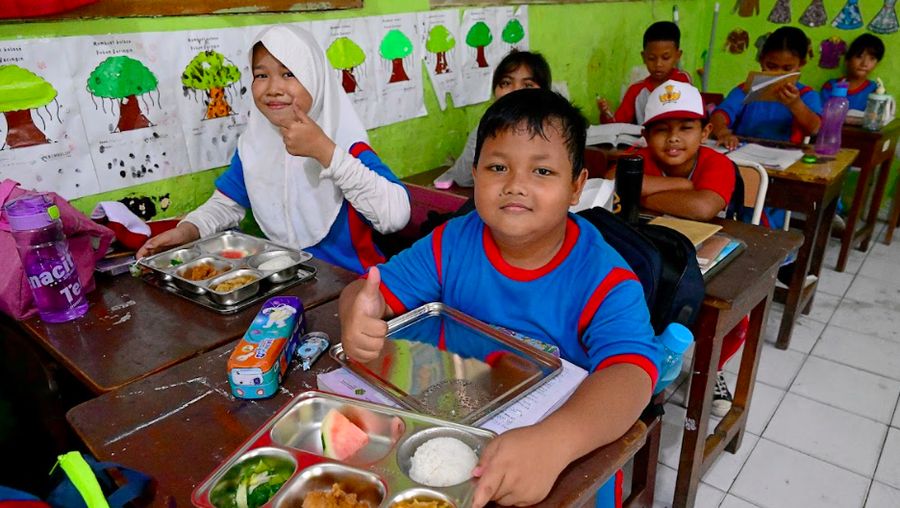 Presiden Prabowo Subianto meninjau langsung pelaksanaan program Makan Bergizi Gratis (MBG) di SDN Jati 05 Pagi, Pulogadung, Jakarta Timur, Senin (3/1/2025). (Dok. BPMI Setpres)