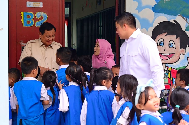 Presiden Prabowo Subianto meninjau langsung pelaksanaan program Makan Bergizi Gratis (MBG) di SDN Jati 05 Pagi, Pulogadung, Jakarta Timur, Senin (3/1/2025). (Dok. BPMI Setpres)