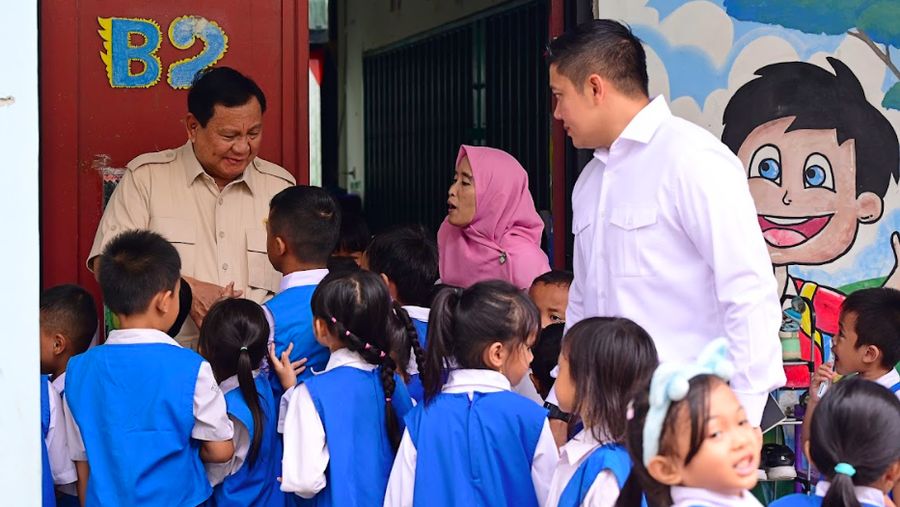 Presiden Prabowo Subianto meninjau langsung pelaksanaan program Makan Bergizi Gratis (MBG) di SDN Jati 05 Pagi, Pulogadung, Jakarta Timur, Senin (3/1/2025). (Dok. BPMI Setpres)