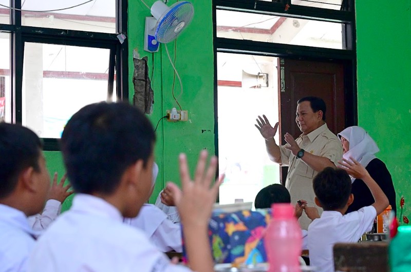 Presiden Prabowo Subianto meninjau langsung pelaksanaan program Makan Bergizi Gratis (MBG) di SDN Jati 05 Pagi, Pulogadung, Jakarta Timur, Senin (3/1/2025). (Dok. BPMI Setpres)