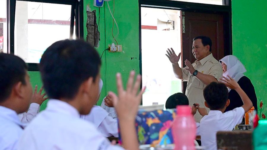 Presiden Prabowo Subianto meninjau langsung pelaksanaan program Makan Bergizi Gratis (MBG) di SDN Jati 05 Pagi, Pulogadung, Jakarta Timur, Senin (3/1/2025). (Dok. BPMI Setpres)