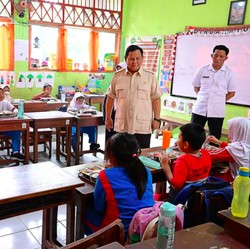 Momen Prabowo Blusukan Cek Program Makan Bergizi Gratis di Pulo Gadung