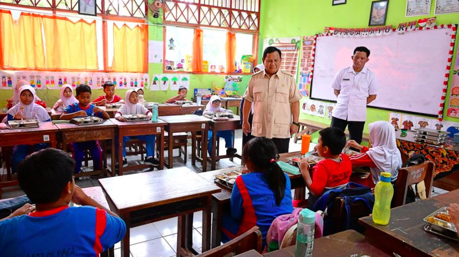 Presiden Prabowo Subianto meninjau langsung pelaksanaan program Makan Bergizi Gratis (MBG) di SDN Jati 05 Pagi, Pulogadung, Jakarta Timur, Senin (3/1/2025). (Dok. BPMI Setpres)