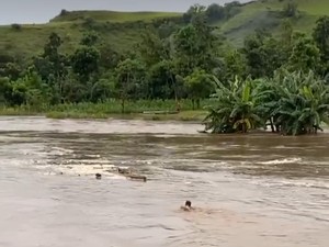Aksi Nekat Pria Sumba Timur Terobos Banjir demi Selamatkan Sampan