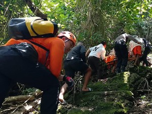 Evakuasi Dramatis Jasad Pria Gantung Diri di Pinggir Tebing Pantai Pecatu