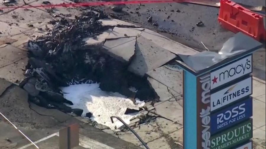 Penyelidik bekerja di tempat kejadian setelah sebuah pesawat kecil jatuh di Philadelphia, Sabtu, 1 Februari 2025. (AP Photo/Matt Rourke)