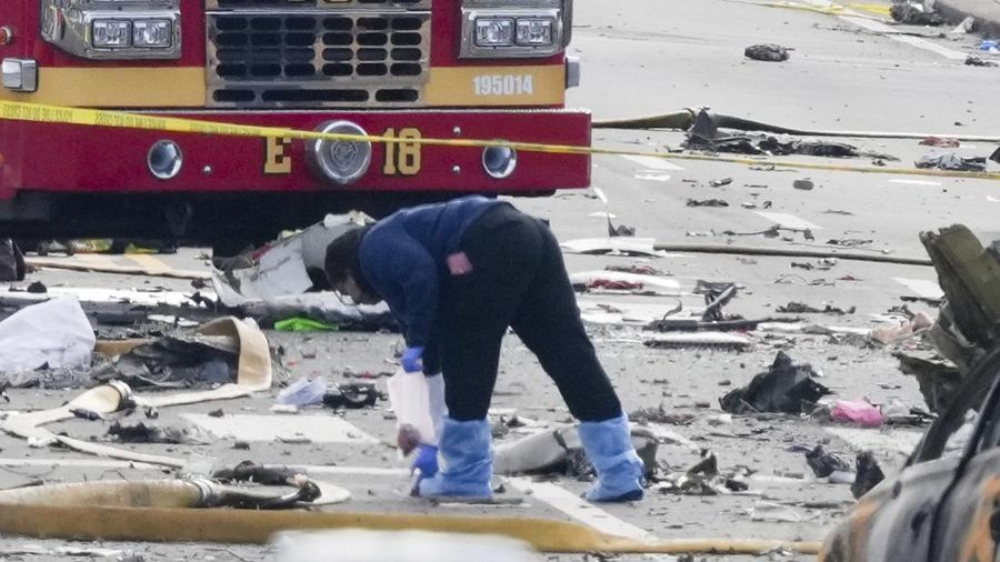 Penyelidik bekerja di tempat kejadian setelah sebuah pesawat kecil jatuh di Philadelphia, Sabtu, 1 Februari 2025. (AP Photo/Matt Rourke)