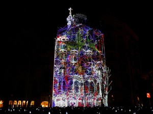 Video Melihat Pertunjukan Video Mapping yang Memukau di Barcelona