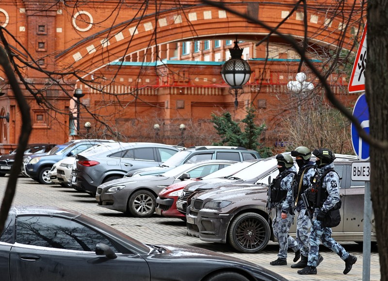 Kondisi lokasi pasca ledakan di blok perumahan mewah di Moskow, Rusia, Senin (3/1/2025). (Investigative Committee of Moscow via AP)