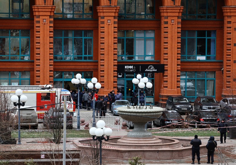 Kondisi lokasi pasca ledakan di blok perumahan mewah di Moskow, Rusia, Senin (3/1/2025). (Investigative Committee of Moscow via AP)