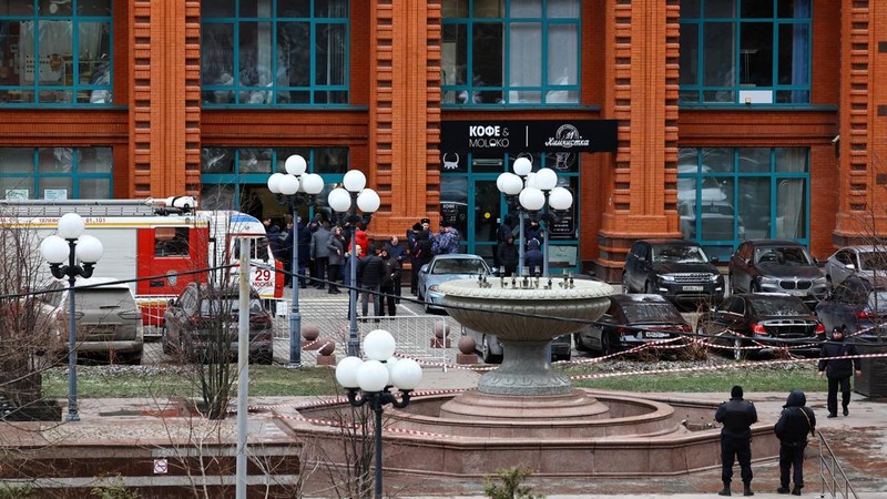 Kondisi lokasi pasca ledakan di blok perumahan mewah di Moskow, Rusia, Senin (3/1/2025). (Investigative Committee of Moscow via AP)