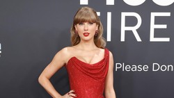 7 Gaya Taylor Swift di Grammy Awards 2025, Rantai di Paha Curi Atensi
