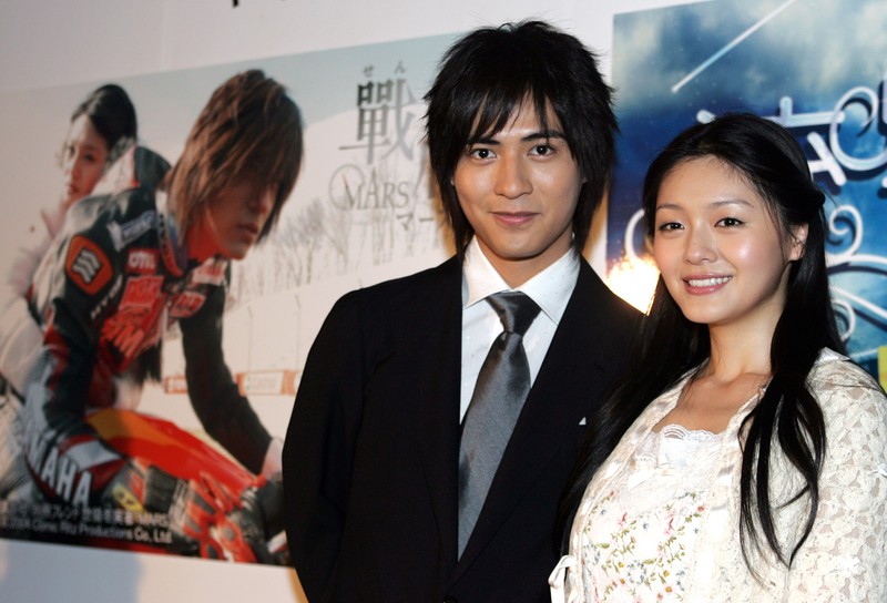 Vic Zhou dari boy band populer Taiwan F4, kiri, dan aktris Barbie Hsu berpose di depan poster sinetron Taiwan mereka, Vic Zhou dari boy band populer Taiwan F4, kiri, dan aktris Barbie Hsu berpose di depan poster sinetron Taiwan mereka,