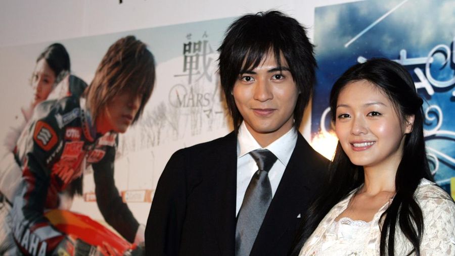 Vic Zhou dari boy band populer Taiwan F4, kiri, dan aktris Barbie Hsu berpose di depan poster sinetron Taiwan mereka, 