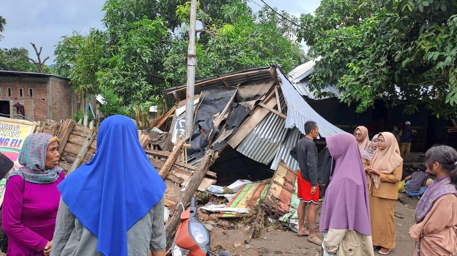 Warga menilik salah satu rumah terdampak banjir bandang di Kecamatan Wera, Kabupaten BIma, Nusa Tenggara Barat pada Senin (3/2). (Dok. BPBD Kabupaten Bima)