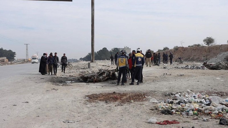 Dalam foto yang disediakan oleh Syrian Civil Defense White Helmets, yang telah diautentikasi berdasarkan isinya dan laporan AP lainnya, para pekerja pertahanan sipil Syrian White Helmet memeriksa area serangan bom mobil yang menewaskan sedikitnya 15 orang dan melukai puluhan orang, menurut laporan pertahanan sipil Suriah setempat, di pinggiran kota Manbij, Suriah, Senin, 3 Februari 2025. (Syrian Civil Defense White Helmets via AP)