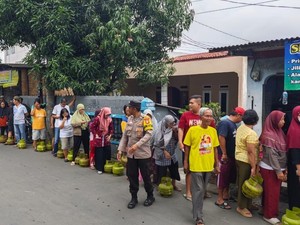 Antrean LPG 3 Kg di Pangkalan Depok Mengular, Warga Harap Diecer Lagi